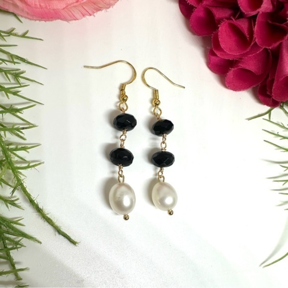 NEW⚜️Freshwater Pearl & Black Crystal Dangly Earrings